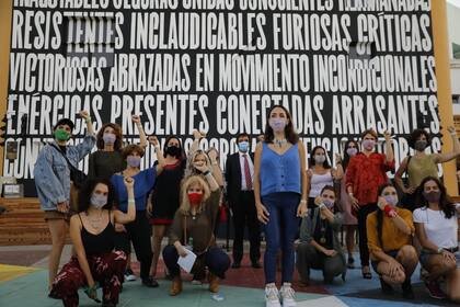 Fardin, rodeada por sus colegas y amigas en la conferencia de prensa