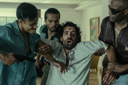 Desde este mes los capítulos de la serie Fariña están disponibles en Netflix para Argentina; el libro llegará antes de fin de año