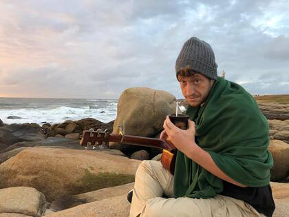 Farkas tomaba mate y tocaba la guitarra criolla