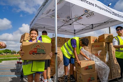 Farm Share distribuye alimentos frescos gratis en diferentes centros de asistencia de Florida
