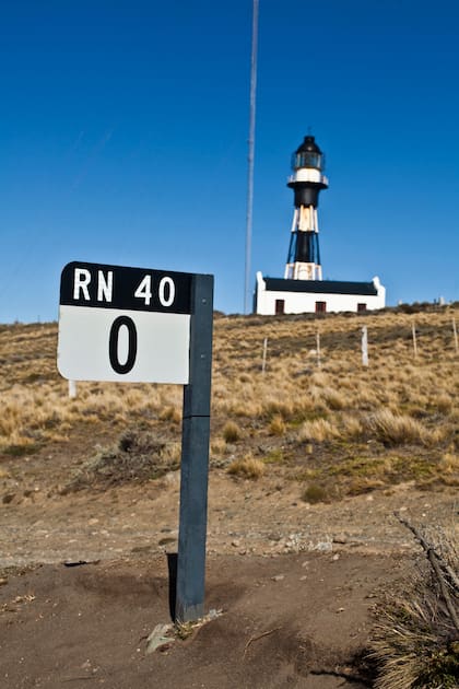 El Faro de Cabo Vírgenes se encuentra al lado del Km 0 del nuevo trazado de la RN 40.