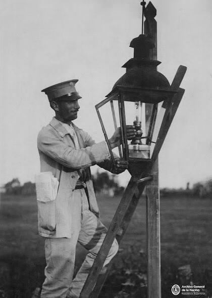 Farolero. Los que los encendían con aceite tuvieron que aceptar el farol eléctrico: ahora funcionan con luces Led