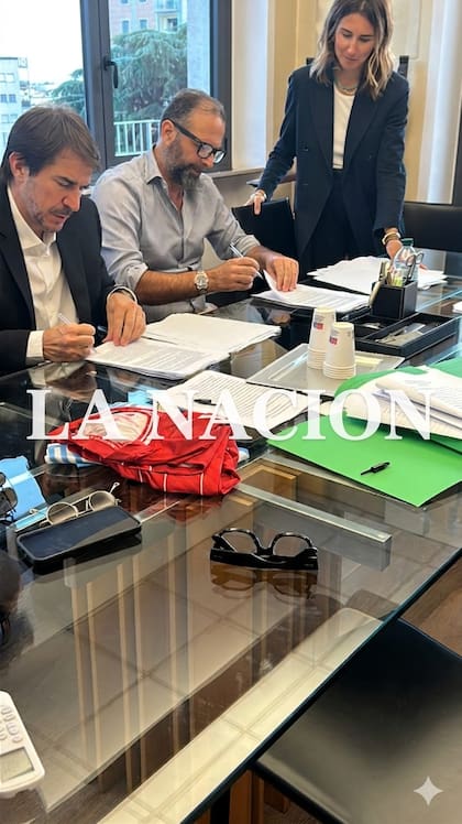 Faroni firma el contrato junto al ex dueño del Perugia, Massimiliano Santopadre