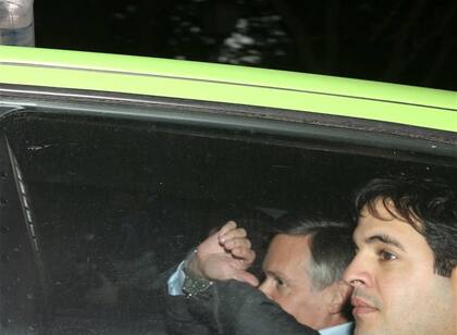 Farré, al final de la primera audiencia del juicio, esposado en el auto de traslado