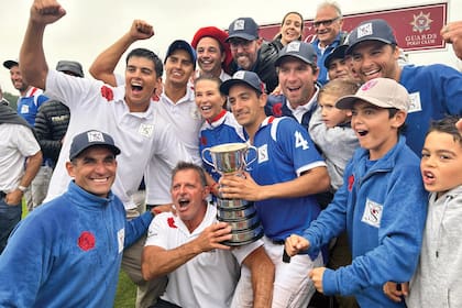 Fascinada con el triunfo, la francesa Corinne Ricard enfrenta los flashes con sus compañeros de Murus Sanctus.