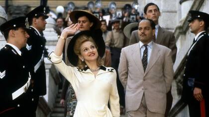 Fascinada por el musical de Andrew Lloyd Webber, Madonna decidió llevar a Evita al cine. El film, dirigido por Alan Parker, se estrenó en diciembre de 1996. El paso de la reina del pop por Buenos Aires hipnotizó a todos (incluido el entonces presidente Carlos Menem, que le prestó el balcón de Casa Rosada para filmar una escena)