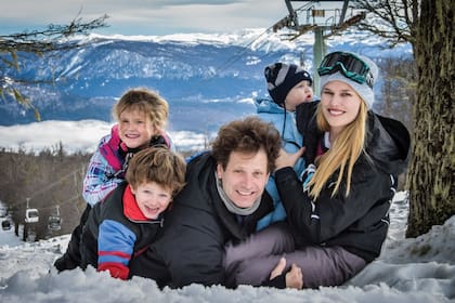 Fascinados por el imponente marco natural, los Contepomi –Bebe, su mujer Florencia, y sus hijos Elena, Vicente y Camilo– posan de espaldas a la montaña