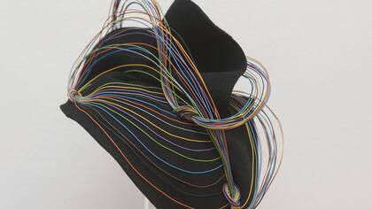 Fascinator de diseño con cables de colores