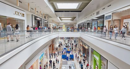 Fashion Outlets of Chicago es un centro comercial de dos niveles que alberga más de 130 tiendas de diseñadores