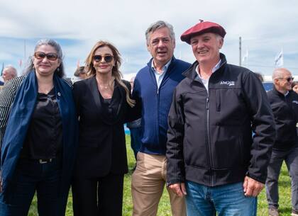Fassi junto al presidente de la Sociedad Rural Argentina (SRA), Nicolás Pino, y el titular de Angus, Alfonso Bustillo, además de la subsecretaria de Agricultura bonaerense, Carla Seaín