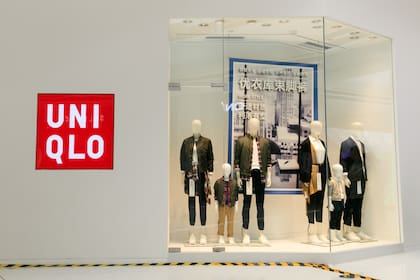 Fast Retailing, la firma detrás de la marca Uniqlo, produce unas 1300 millones de prendas al año y busca automatizar sus fábricas para mantenerse en el competitivo mercado textil