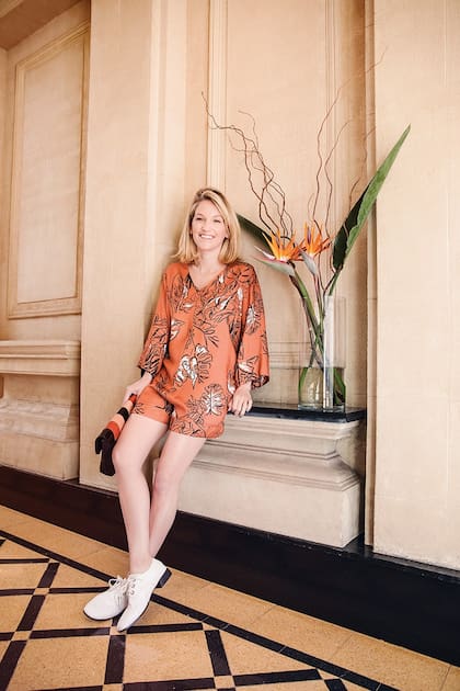 Fátima Bullrich. Dseñadora de moda especializada en vestidos de novia Mono corto de lino estampado (Gabatt), cartera de cuero y charol y zapatos (Mishka)