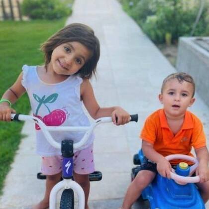 Fátima, de 5 años y Anas, de 3, en el jardín de su casa en el norte de Gaza antes de los ataques