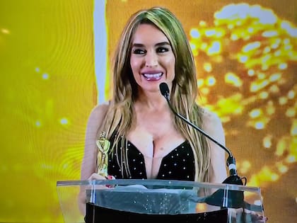 Fátima Flores le entrego a Marcelo Polino el Martín Fierro por su trayectoria