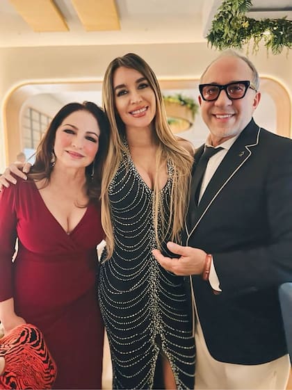 Fátima Florez, con Gloria y Emilio Estefan en Miami