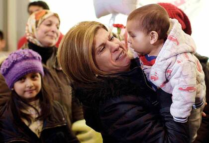 Fatima Kurdi, tía de Aylan, al recibir anteayer a uno de sus sobrinos, en Vancouver