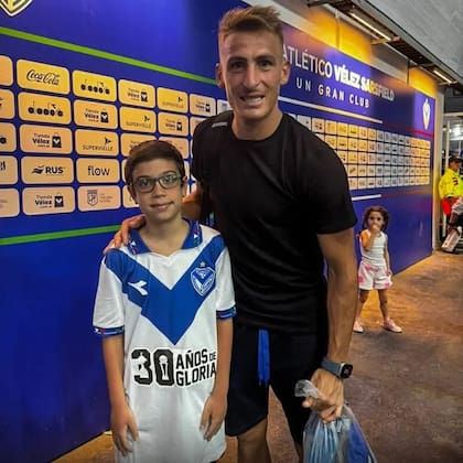 Faustino con la camiseta de Vélez en las instalaciones del club de Liniers, junto con Braian Romero
