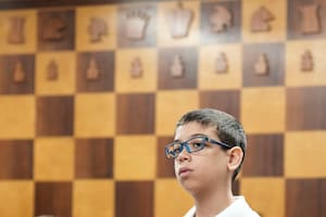 El festejo del niño prodigio del ajedrez argentino tras vencer al número dos del ranking mundial