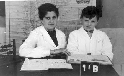 Fausto Gavazzi con su maestra de primer grado. Era hijo de Guido Gavazzi y Anna Luzzi, inmigrantes de origen italiano que dejaron su tierra natal para radicarse en la República Argentina al concluir la Segunda Guerra Mundial. (María Beatriz Iuri).