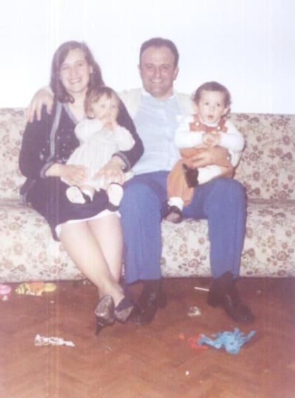 Fausto Gavazzi junto a su esposa María Beatriz, su hija Mariana, y Pablo Bolzán, hijo del Capitán Danilo Bolzán, piloto de A-4B muerto en operaciones durante el conflicto. (María Beatriz Iuri).