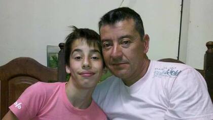 Fausto, víctima del juego La Ballena Azul, junto a su papá