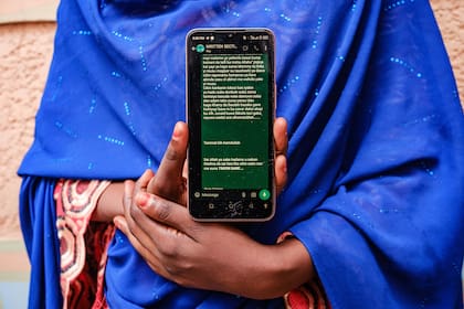 Fauziyya Tasiu Umar, quien publica bajo el nombre de Oum Hairan, muestra una entrega de su novela en WhatsApp