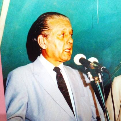 Favaloro da un discurso en Jacinto Arauz en 1989, en el marco de los festejos por el 100° aniversario del pueblo