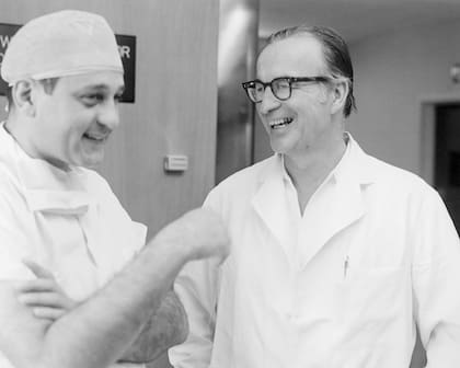 Favaloro junto al doctor Donald Effler, jefe del Departamento de Cirugía Torácica y Cardiovascular de la Cleveland Clinic.