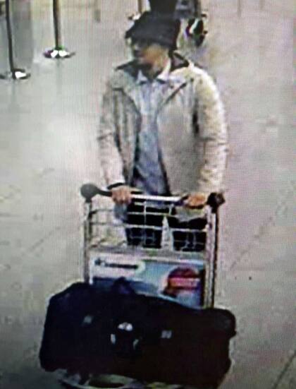 Fayçal C., en una imagen de la cámara de seguridad del aeropuerto momentos antes de las explosiones