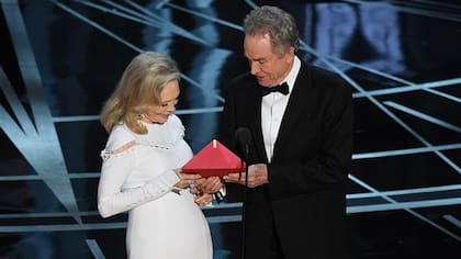 Faye Dunaway y Warren Beatty, protagonistas de un error en la entrega de los Oscars que pasará a la historia