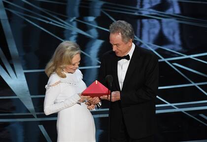 Faye Dunaway y Warren Beaty en el momento en que están por anunciar al ganador equivocado