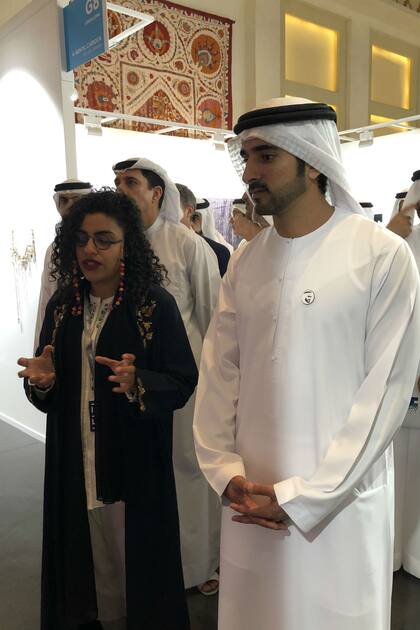 Detenido ante la escultura de Aráoz, Fazza escucha lo que le dice sobre el artista la curadora Munira Al Sayegh