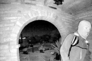 FBI publica primeras imágenes de vigilancia de persona enmascarada en el porche de Nancy Guthrie