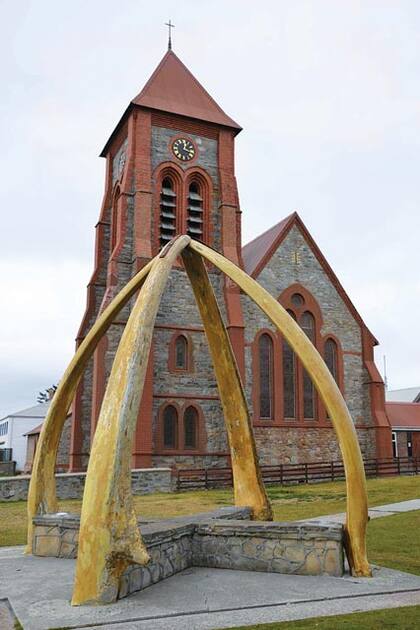 Fe austral. Frente a la catedral anglicana, huesos de ballena azul