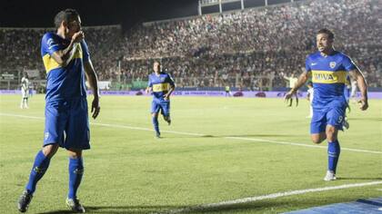 Febrero de 2016: Tevez y Osvaldo festejan el gol a San Martín de San Juan