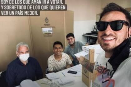 Fede Bal dejando su voto