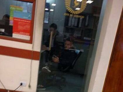 Fede Bal en la comisaría junto con un abogado