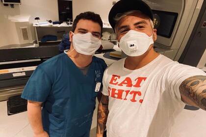 Fede Bal, en la sala de tratamiento del Fleming, junto a Fernando, el técnico que lo acompañó en su primera sesión de quimioterapia