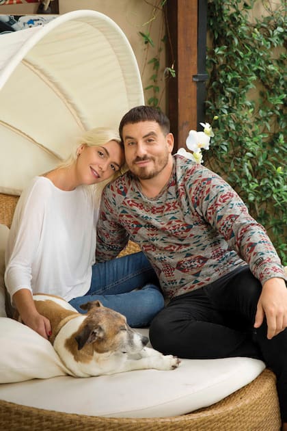Fede y Sofía están de novios desde hace dos años, pero se conocen desde chicos, cuando compartían sus veranos en Mar del Plata, donde la familia Aldrey tiene hoteles y empresas. En la foto, junto al perro del actor, Kike, que tiene 14 años.