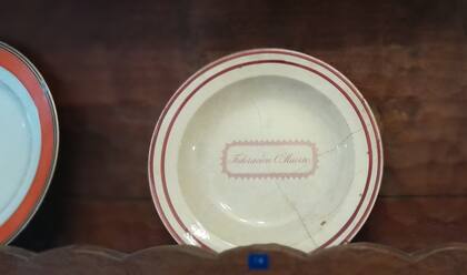 "Federación o Muerte", el lema de Rosas en uno de los platos exhibidos en Jesús María.