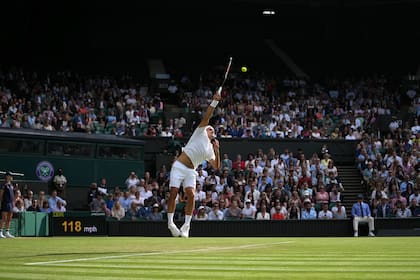 Federer, al servicio; el suizo ganó en sets corridos y deleitó a la multitud en el court central del All England