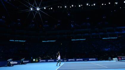 Federer, al servicio en el O2 Arena londinense