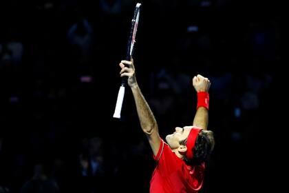 Federer celebra en Basilea, después de ganar el título.