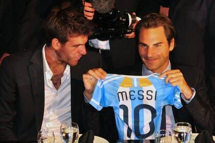 Federer con Del Potro en la Gala con la camiseta de Messi