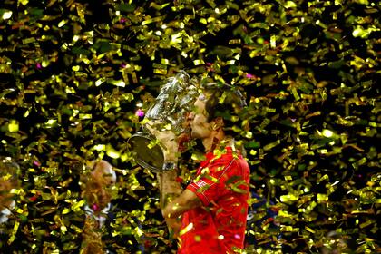 Hace pocas semanas, en Basilea, Federer besando el trofeo del ATP 500 de su ciudad que ya obtuvo 10 veces.