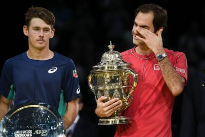 Federer, emocionado durante la premiación en Basilea, al lado del australiano De Miñaur, su derrotado en la final.