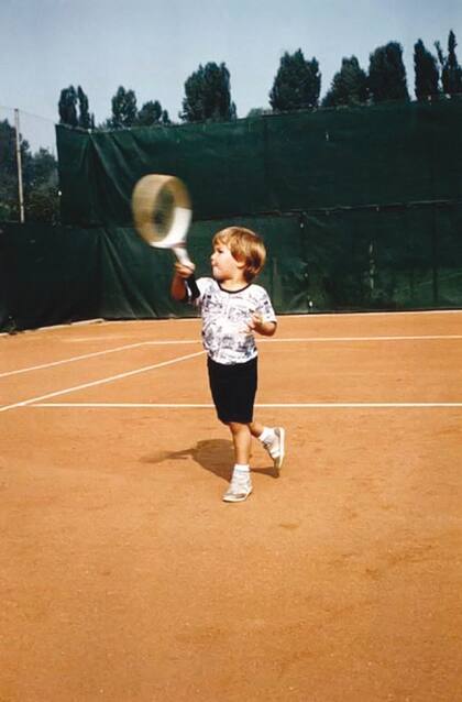 Federer empezó a jugar a los 3 años en el club de la farmacéutica Ciba, en Basilea. Luego, sus padres lo llevaron al Tennis Club Old Boys, donde se formó.