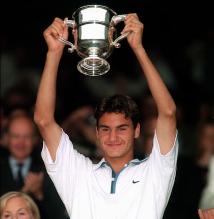 Federer, en 1998, celebrando con el trofeo del título junior de Wimbledon.