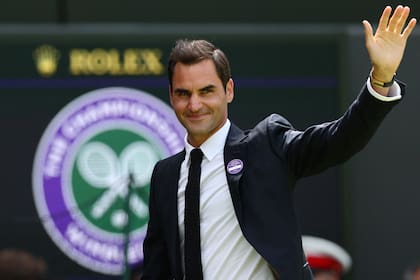 Federer, en el court central de Wimbledon, durante una ceremonia realizada el año pasado por el centenario de la Catedral
