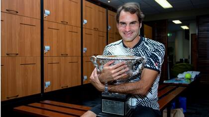 Federer, en la intimidad del vestuario, con el trofeo de campeón de Australia